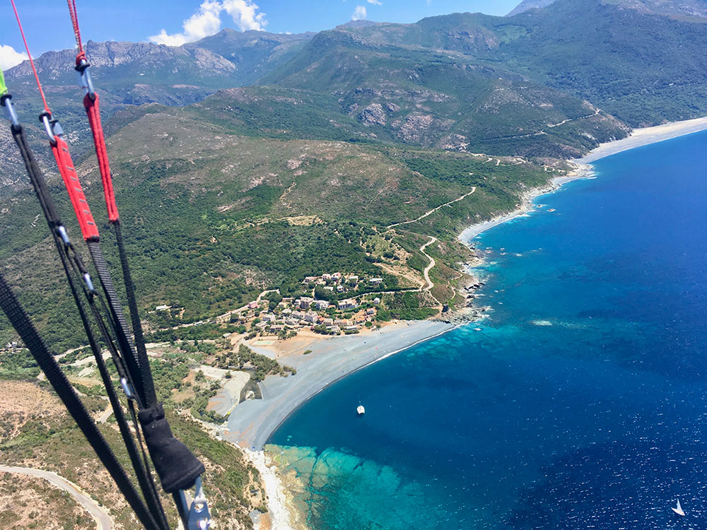 Survol de la mer en parapente