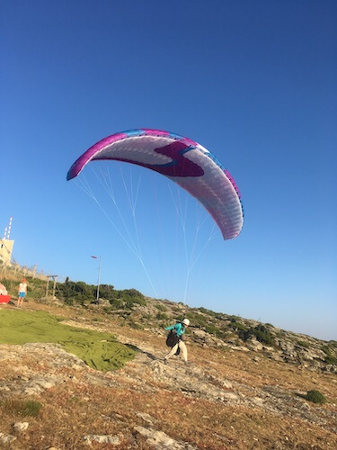 Parapente en vol dans les montagnes de Corse